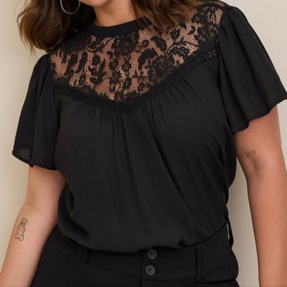 Torrid Georgette with Lace Detail Short Flutter Sleeve Top EUC sz 0/L